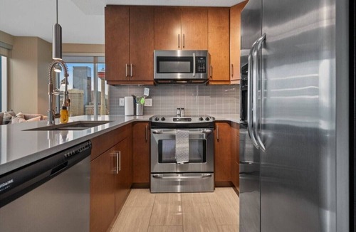 Victoria Park Apartment | DT Views | Walk to Saddledome| 2BR | UG Parking|AC