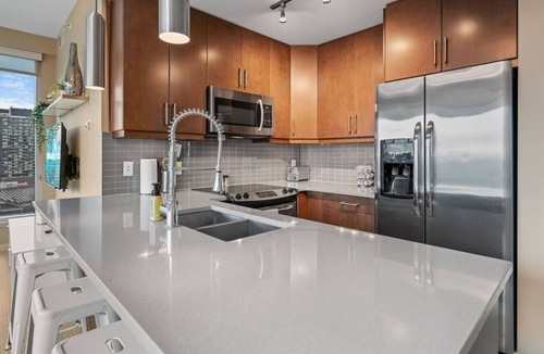 Victoria Park Apartment | DT Views | Walk to Saddledome| 2BR | UG Parking|AC
