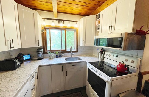Bartlett House | Dunns' Retreat: Relaxing Family Home with Pond & Mountain Views + Outdoor Shower