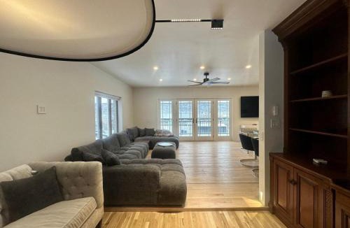 Almont House | DV Yorkers Manor 4BR 3BA 10PPL