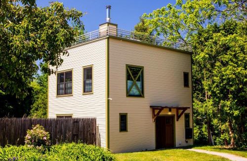 Old North End House | Dwntwn home, Prvt Rooftop and Soaking Tub!