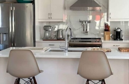 Lower Lonsdale Boat Rental | E-TEN An Elegant Float Home