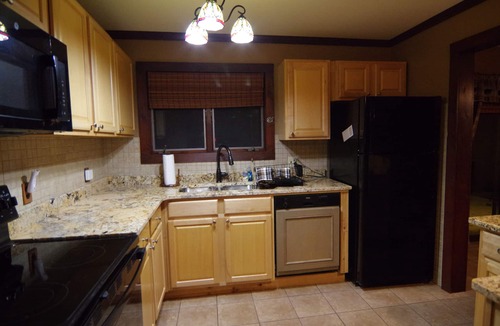 Lake George Cabin | Eagle's Nest at Adirondack Lodge- 3 BR Cabin -8 mins to Lake George Village!