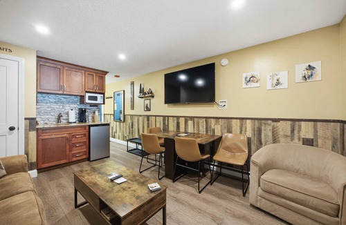North Conway Condo | Eastern Inn Deer Meadow Suite for 4