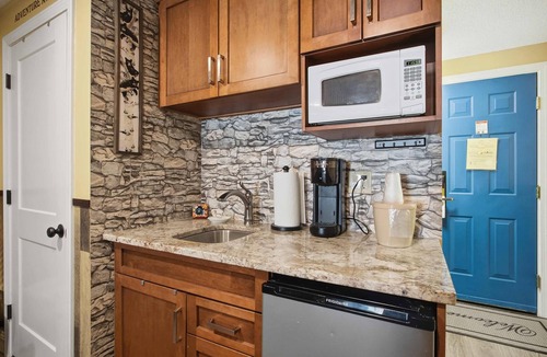 North Conway Condo | Eastern Inn Deer Meadow Suite for 4