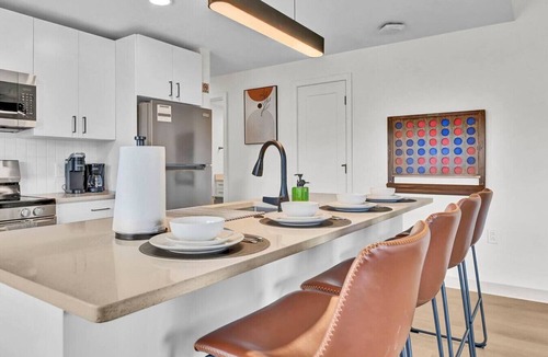 University Circle Apartment | Easy Check-In 4 mins Cleveland Clinic, CWRU, University Circle + Free Parking