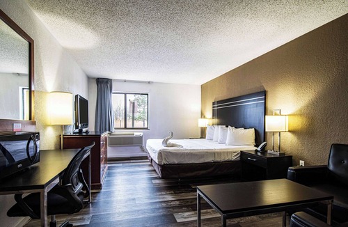 Streetsboro Hotel | Econo Lodge Cleveland Southeast - Kent
