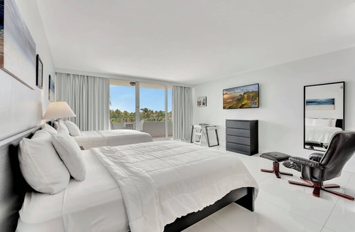 Bermuda Riviera Apartment | Efficiency with City Views