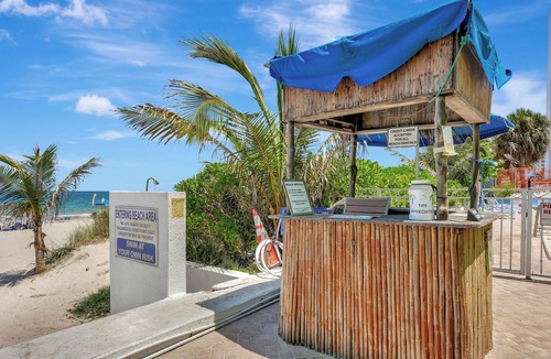 Bermuda Riviera Apartment | Efficiency with City Views