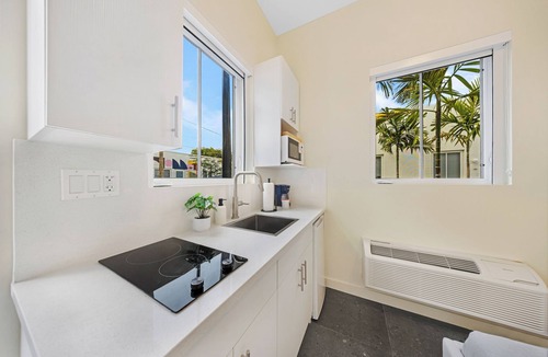 East Little Havana Apartment | El Jardin by Renzzi