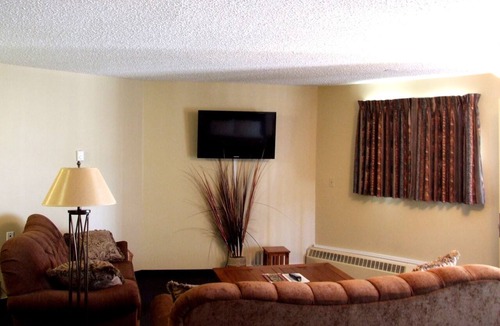 Cold Lake Hotel | El Lobo Motel