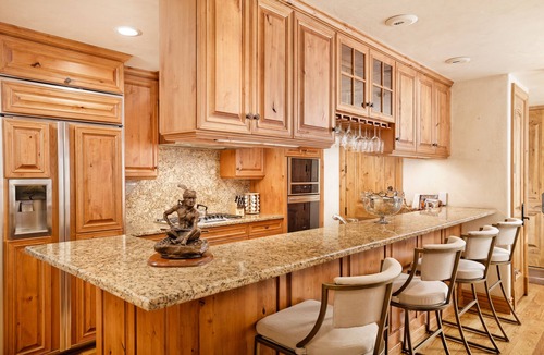Aspen Condo | Elegant 3 BR/3 BA Mountain Views - #415 Walk to Lifts & Town