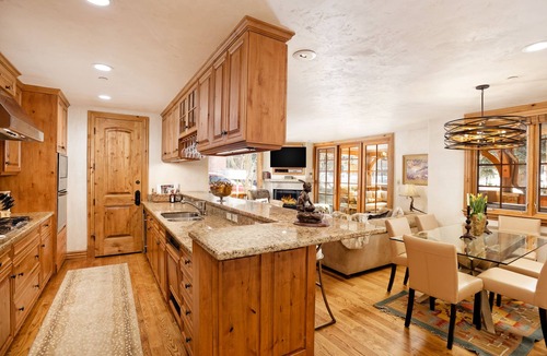Aspen Condo | Elegant 3 BR/3 BA Mountain Views - #415 Walk to Lifts & Town
