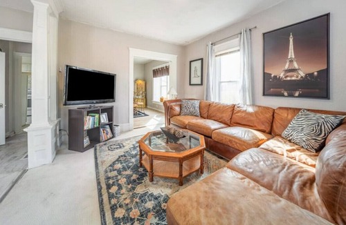 Akron House | Elegant and Expansive Paris themed 5 b, 2 b