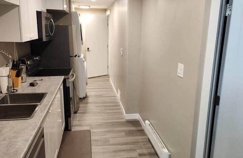 Regina House | Elegant Family Suite by Stadium, Airport, Shopping