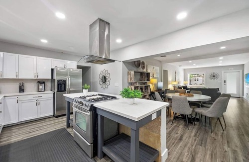 South Lake House | Elegant Hollywood Escape: Your Perfect Retreat!