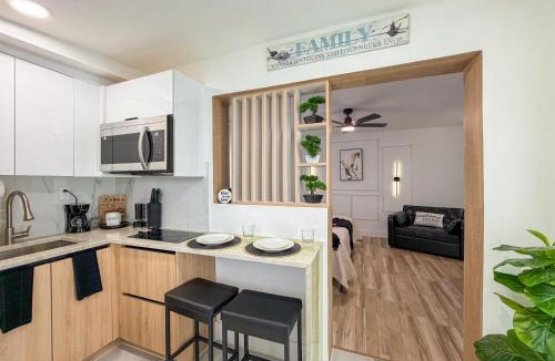 Pembroke Pines House | Elegant Retreat Private entrance Modern design