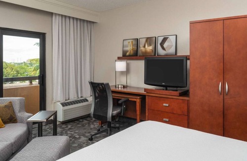 Miami Lakes Hotel | Elevate Your Miami Adventure! Pet-Friendly Stay Near Country Lake Park!