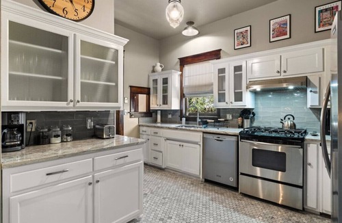 Huning Highland Historic District House | Elliott · 4/BR, Near UNM, Old Town & Downtown!