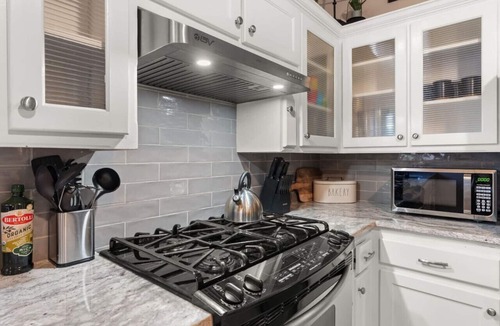 Huning Highland Historic District House | Elliott · 4/BR, Near UNM, Old Town & Downtown!