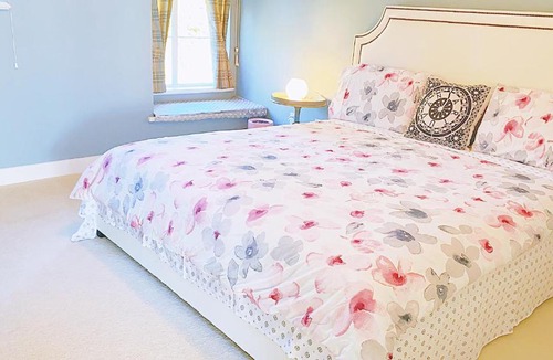 Burke Mountain House | Emily's Nest 1 Bedroom Shared Bathroom Free Parking Self Check-in