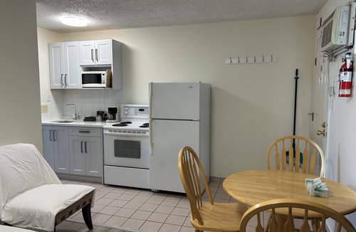 Okanagan-Similkameen Hotel | Empire Motel