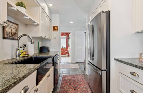 West Hartford Condo | End-Unit Condo with Sauna & Pool, Deere Run