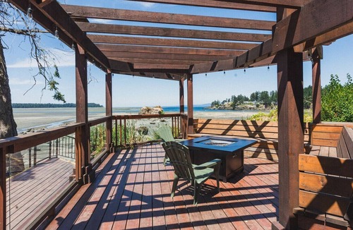Regional District of Nanaimo Apartment | Enjoy the Ocean Breeze on the Deck Suite A