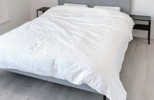 Burke Mountain House | Entire Guest Suite - 1 bedroom with Private Entrance and A/C 整体套房-一间卧室