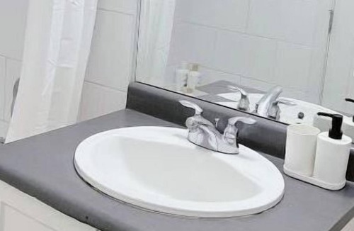 Burke Mountain House | Entire Guest Suite - 1 bedroom with Private Entrance and A/C 整体套房-一间卧室