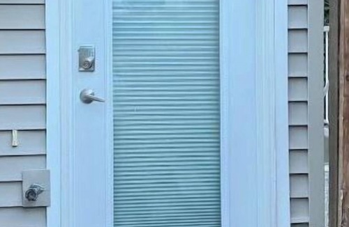 Burke Mountain House | Entire Guest Suite - 1 bedroom with Private Entrance and A/C 整体套房-一间卧室