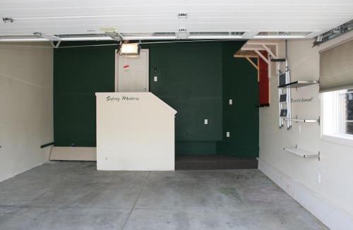 West Edmonton House | Entire Home AC 4Beds Sleeps 8 Double Garage Near WEM Free Wifi & Netflix