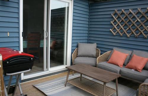 West Edmonton House | Entire Home AC 4Beds Sleeps 8 Double Garage Near WEM Free Wifi & Netflix