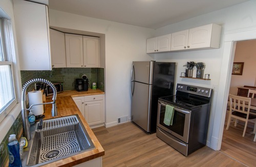 Rocky River House | Entire Home in Rocky River, Ohio. Close to westside bars and restaurants!