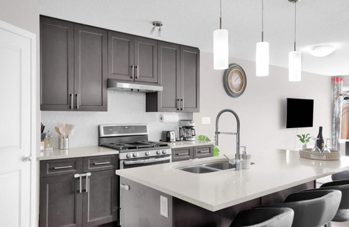 Southeast Edmonton House | Entire Home Spacious 4 bed 2.5 bath Duplex with a huge backyard!