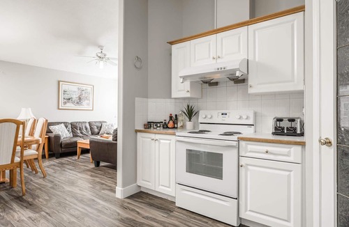 Calgary House | Entire large house, 7BR/4BA/9beds, 5 minutes to Airport, Ctrain & Shopping