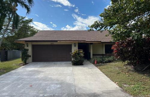 Survey Creek House | Entire Single Family home 3 bed 2 bath in water front big cozy back yard view
