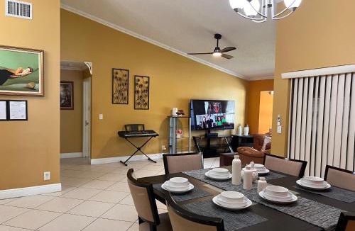 Survey Creek House | Entire Single Family home 3 bed 2 bath in water front big cozy back yard view