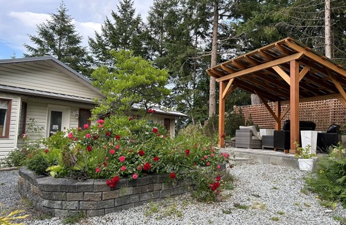 Salt Spring Island House | Entire Suite, Ocean, mountain view, hot tub, next to Mountain Maxwell park.