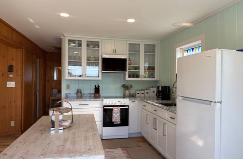 Tenants Harbor Cottage | Escape to Bella Vista, a 3-bed, 2-bath cottage retreat in Tenant’s Harbor, ME!