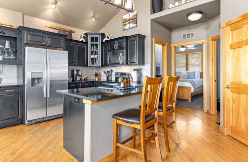 Estes Park Condo | Estes Park retreat w/hot tub, fireplace, king suite