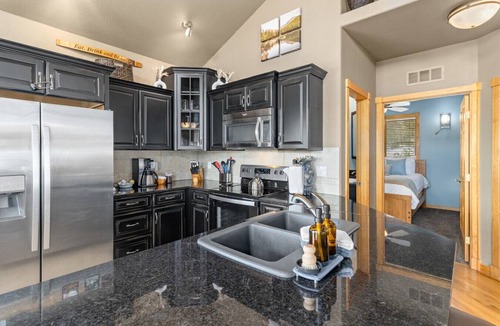 Estes Park Condo | Estes Park retreat w/hot tub, fireplace, king suite