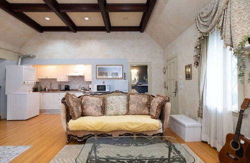 Kerrisdale House | Exclusive 6-Bed Manor with Amazing Garden View
