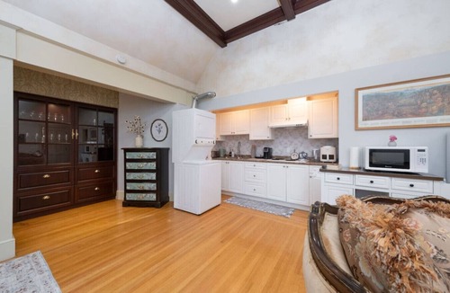 Kerrisdale House | Exclusive 6-Bed Manor with Amazing Garden View