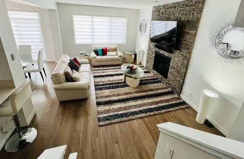 Airdrie House | Executive 3 Bedroom Duplex in Airdrie close to YYC Airport!