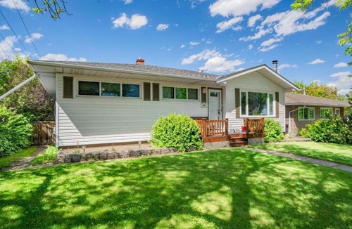 Southeast Calgary Villa | Executive family Relax House New AC 4Bed rooms 4Queen Beds plus Kids play rooms Large Deck Private Backyard 19 minutes YYC 5 minutes Chinook Mall Walk to C Train Free Banff Park