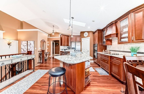 Lyalta House | Executive house W secluded beach on lake Chestermere