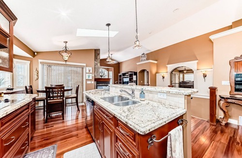 Lyalta House | Executive house W secluded beach on lake Chestermere