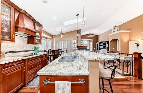Lyalta House | Executive house W secluded beach on lake Chestermere