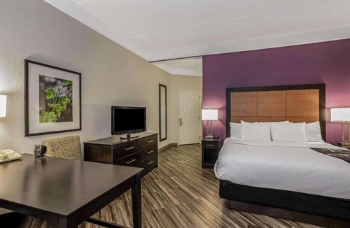Airport North Hotel | Executive King | La Quinta Orlando | Free Breakfast | Shuttle to Airport